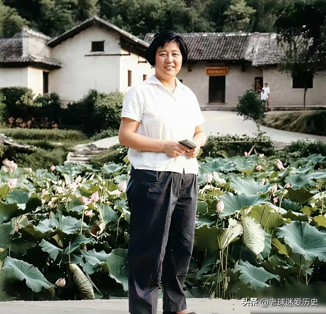 1974年，河北省委书记吕玉兰在韶山毛主席故居前留下珍贵影像。
她身着朴素白衫、