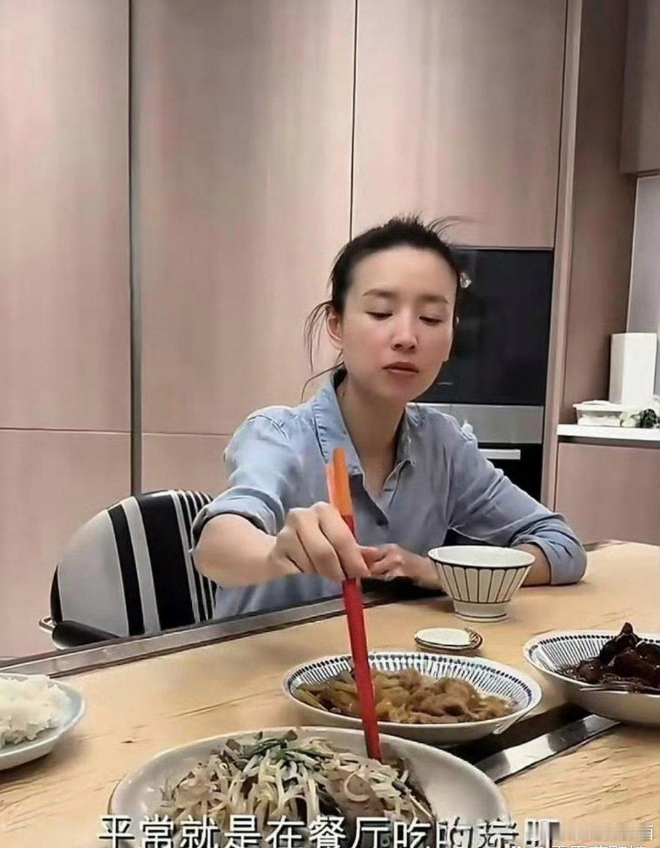 董洁家的桌子真的是个谜中间竟然有条缝 