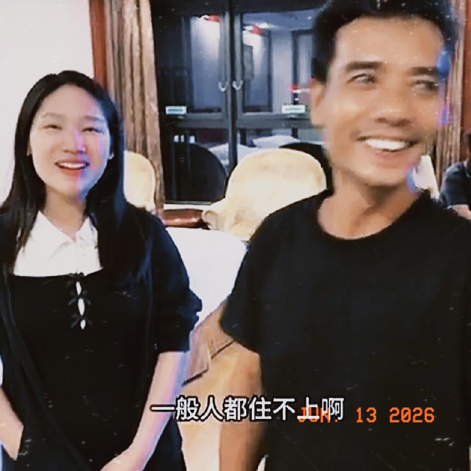 小松和秋秋准备带着六叔和小叔一起去大上海，临出发的时候，六叔说他昨天晚上一宿也没