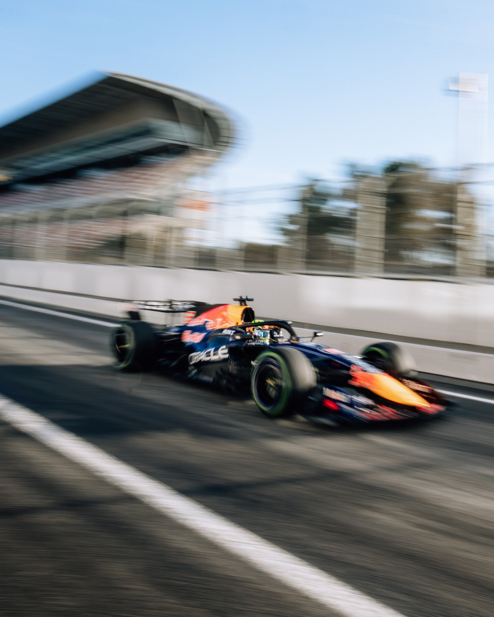 f1 巴塞罗那测试首日上午，红牛车手哈贾尔驾驶RB22赛车顺利完成了44圈，并且