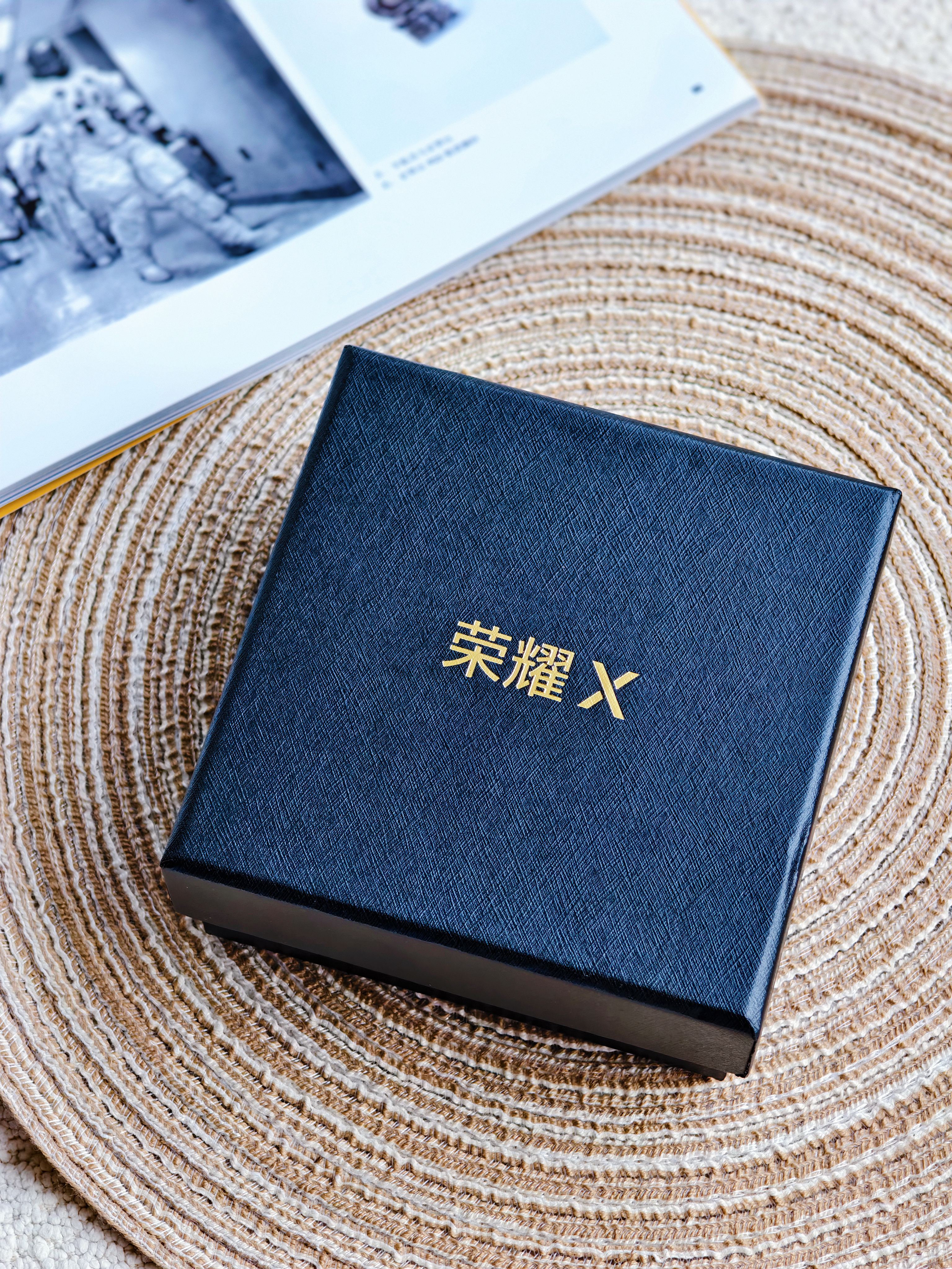荣耀X80 Pro Max发布会邀请函来了！是一个金属的指尖积木，在手里沉甸甸的