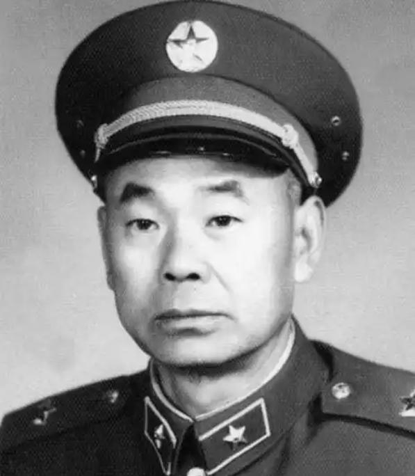 1971年，我国首枚实战氢弹空投时卡在飞机上，周总理果断下令，命令他们弃机跳伞，