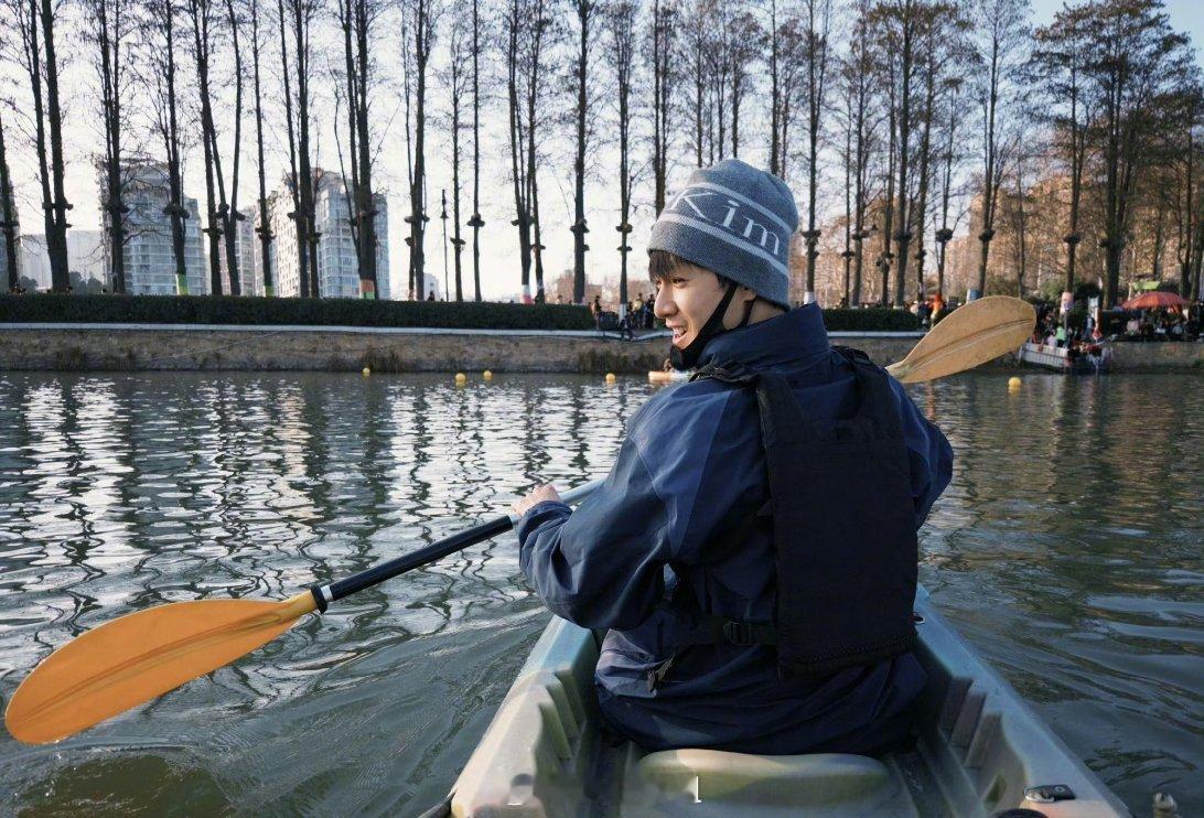 哈哈哈哈有网友跟李昀锐互拍了划船的照片，结果当下没认出来是李昀锐，这真的又幸运又