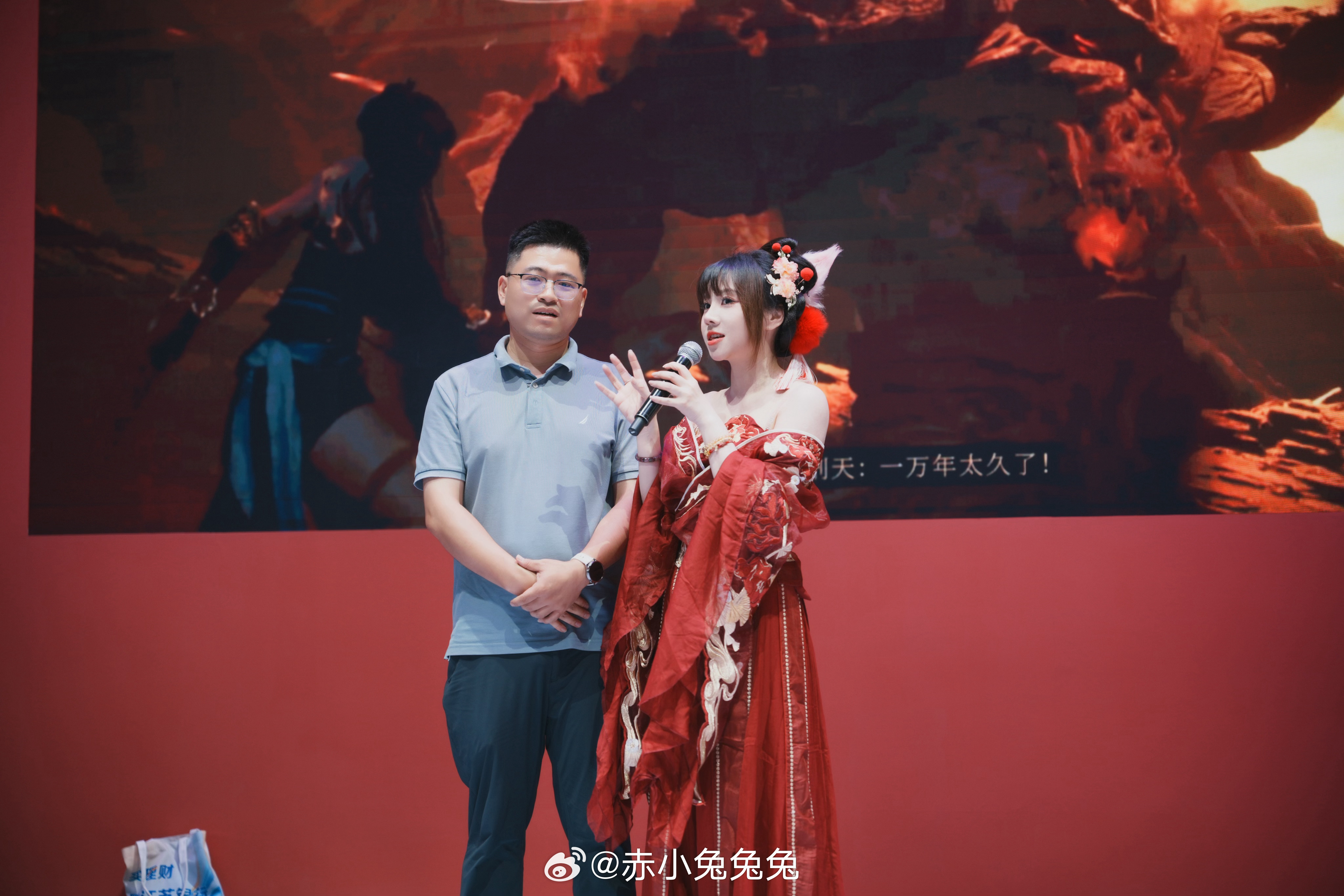 在顺网展台给大家主持解说了两款国产游戏一款是以华夏创世神话为背景的 ARPG 游