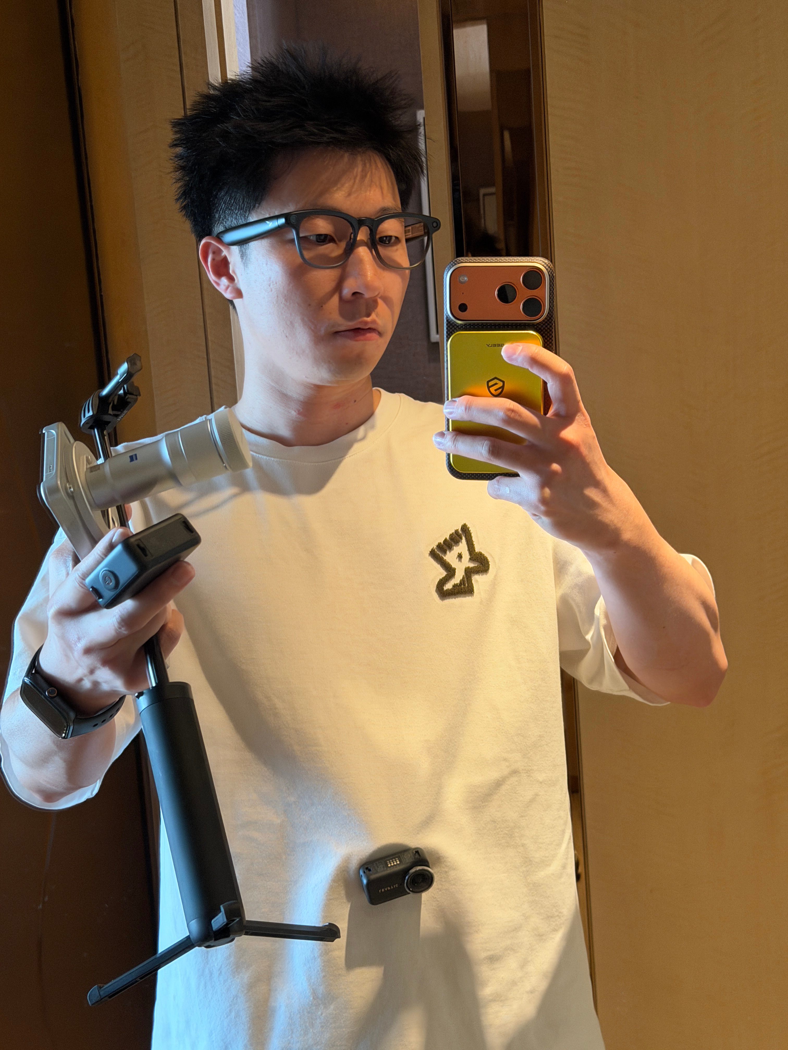有人问我如何成为一名合格的数码博主，我发过去一张照片。AI拍摄眼镜还能当耳机用手
