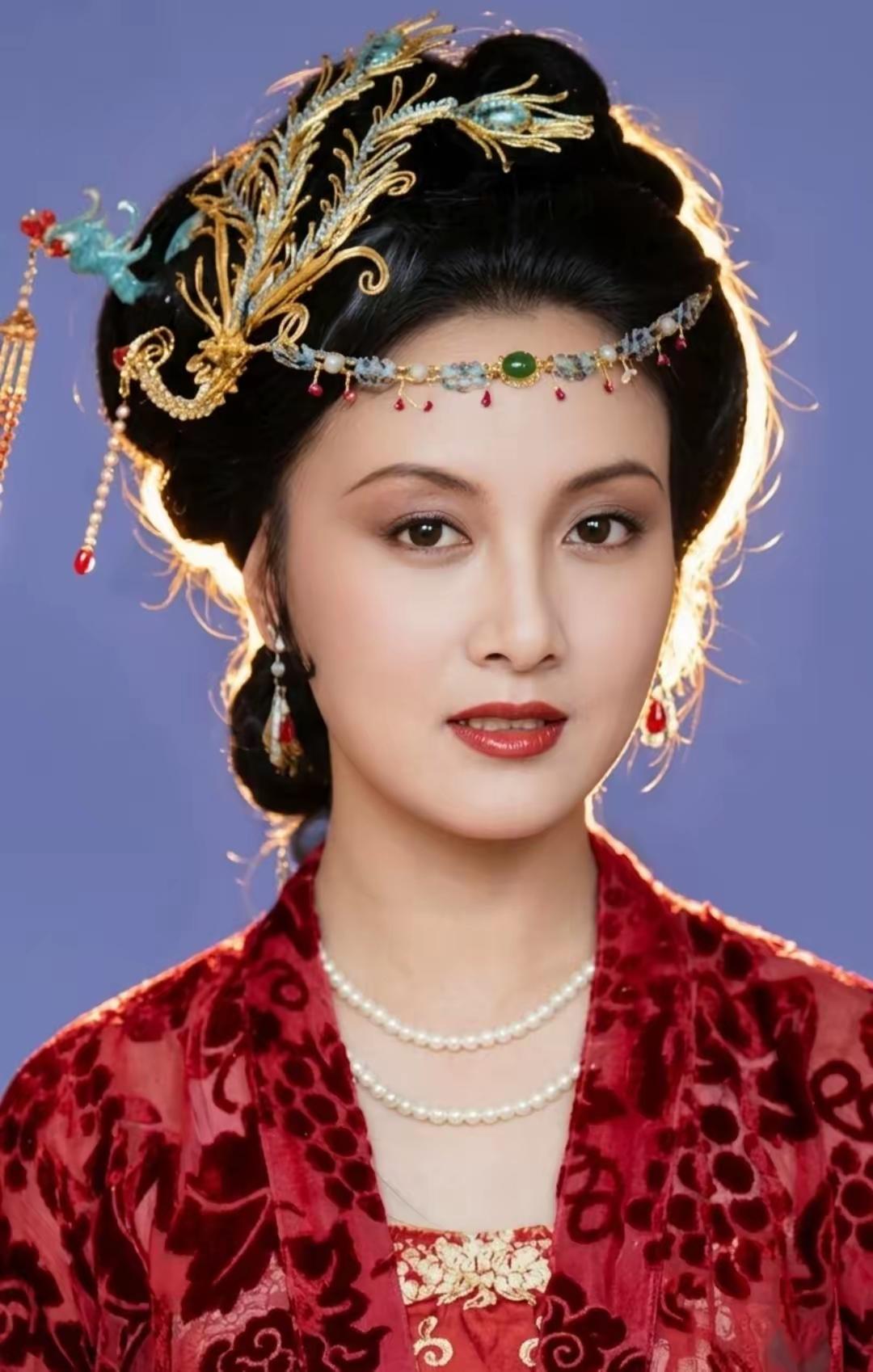 邓婕真的是小小的身躯，大大的能量呀
现代装的邓婕看起来真的是特别的温柔，特别的婉