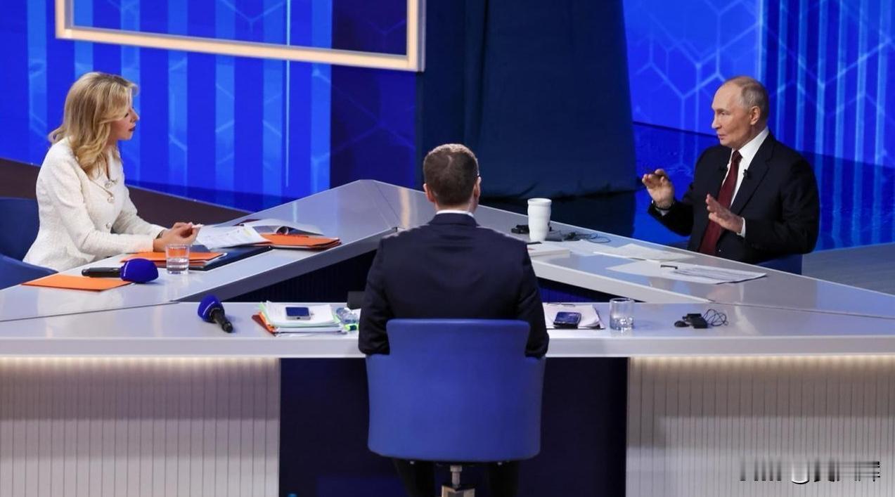 【普京：俄罗斯要求在本国境内的乌克兰人也参与选举投票】

12月19日，普京在“