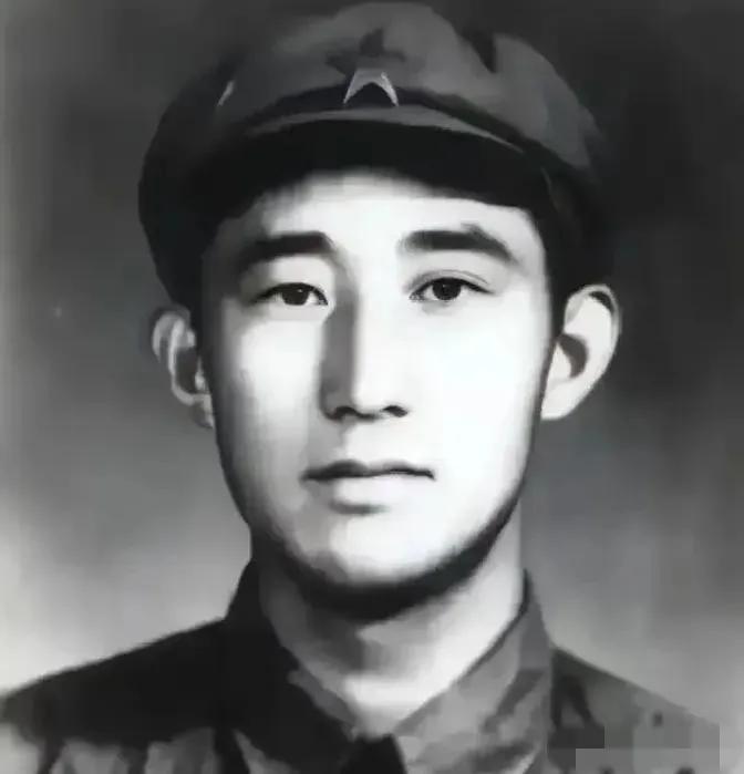 1949年，潜伏在敌人内部的吴荣森，正听从组织安排进行阵地转移，却突然收到了一份
