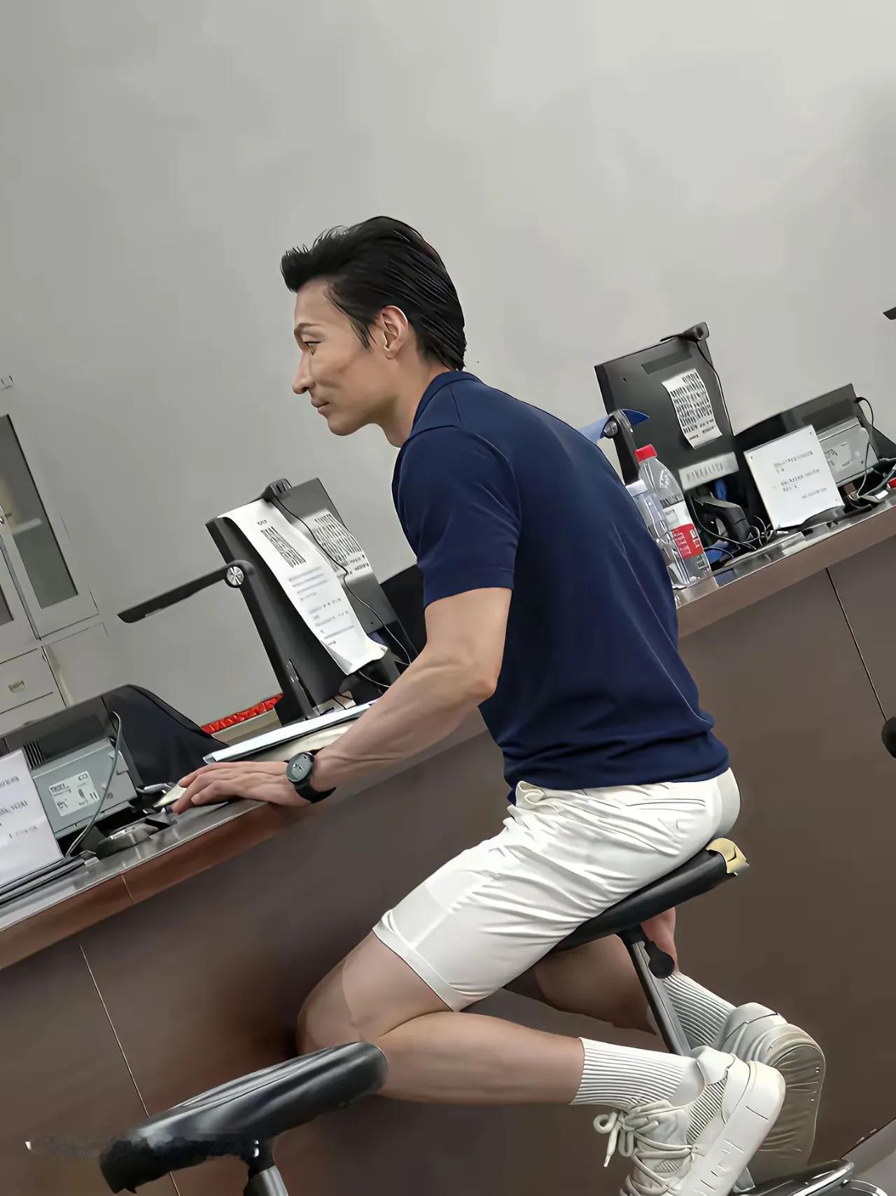 好激动！第一次与天王巨星靠得这么近……[笑哭]