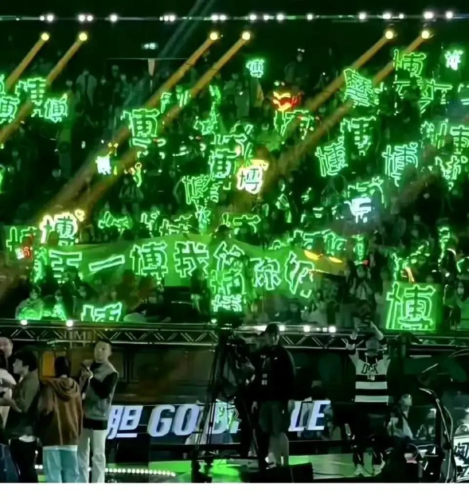 灯牌坏了就修，修不好就换双保险，粉丝把“膘”字修成“标”，顺手把应援写成行业标准