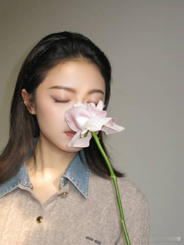 赵今麦人比花娇赵今麦天才脸蛋 哇塞，真的是忍不住感叹赵今麦天才脸蛋，甜美有气质的