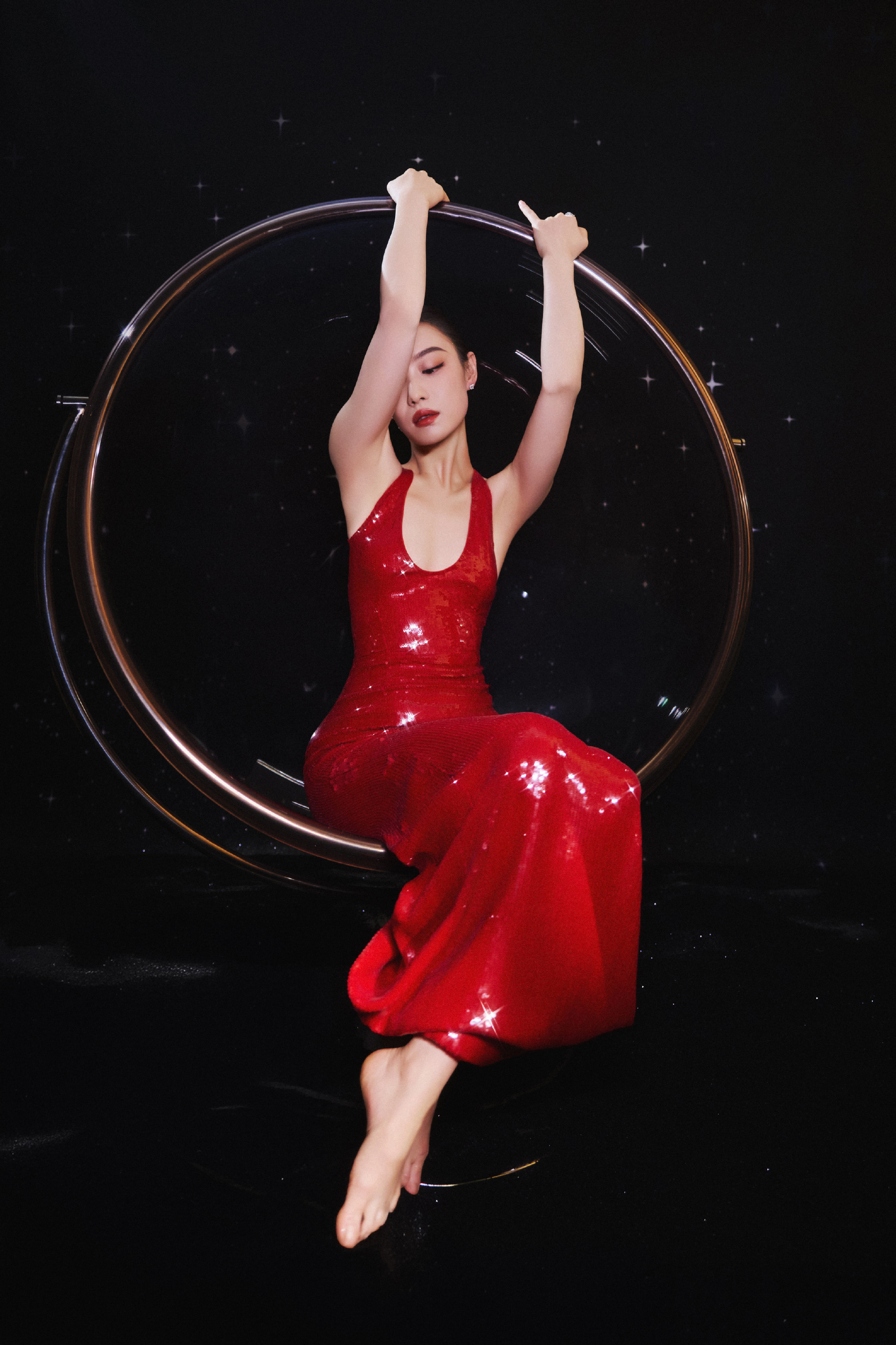 不知道 倪妮身材很曼妙 倪妮微博之夜两套造型，这个身材曲线真的绝了！ 