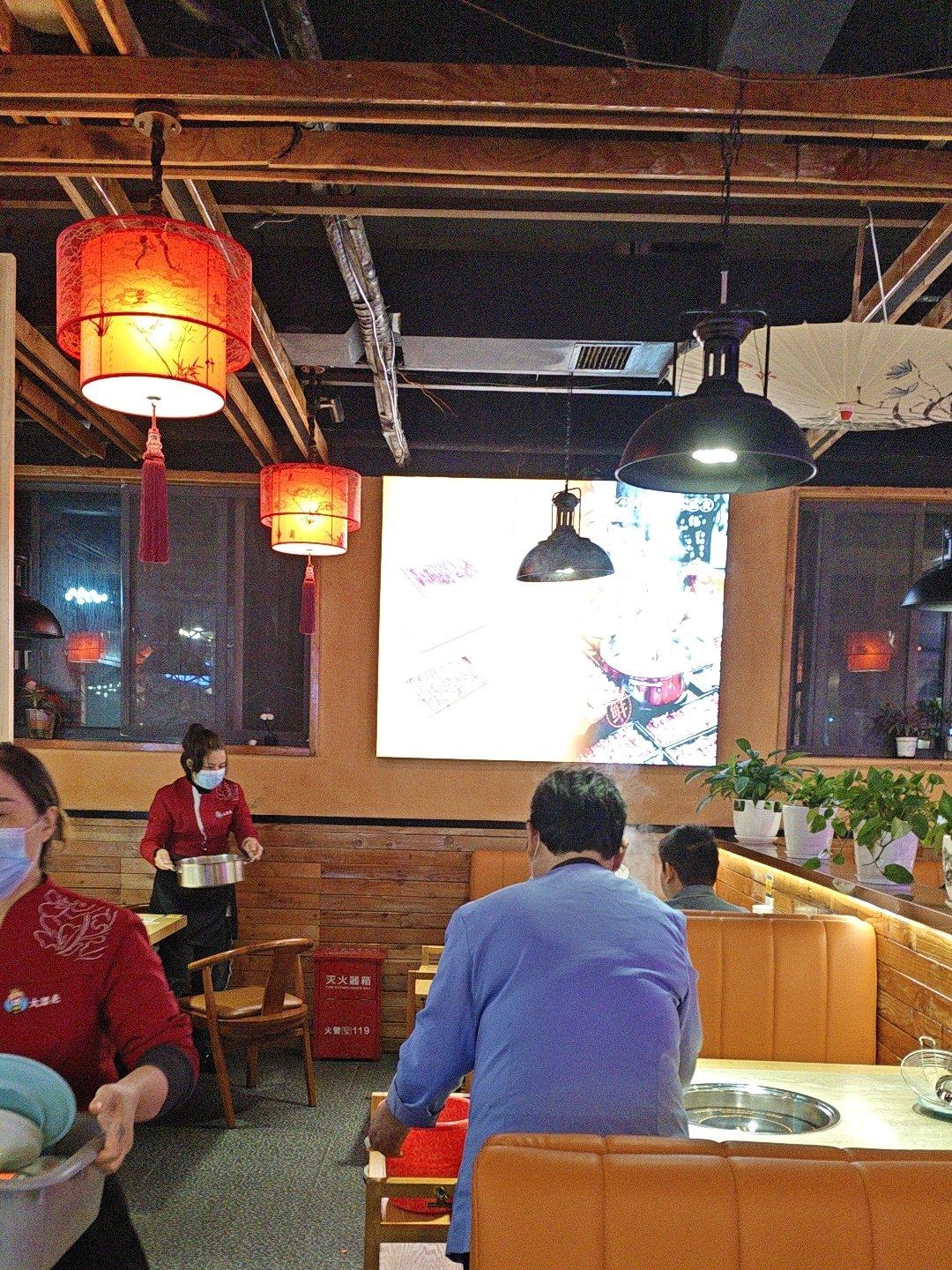 火锅店收“辛苦费”，合理创新还是变相乱收费？

重庆一位女士和家人去老火锅店吃饭