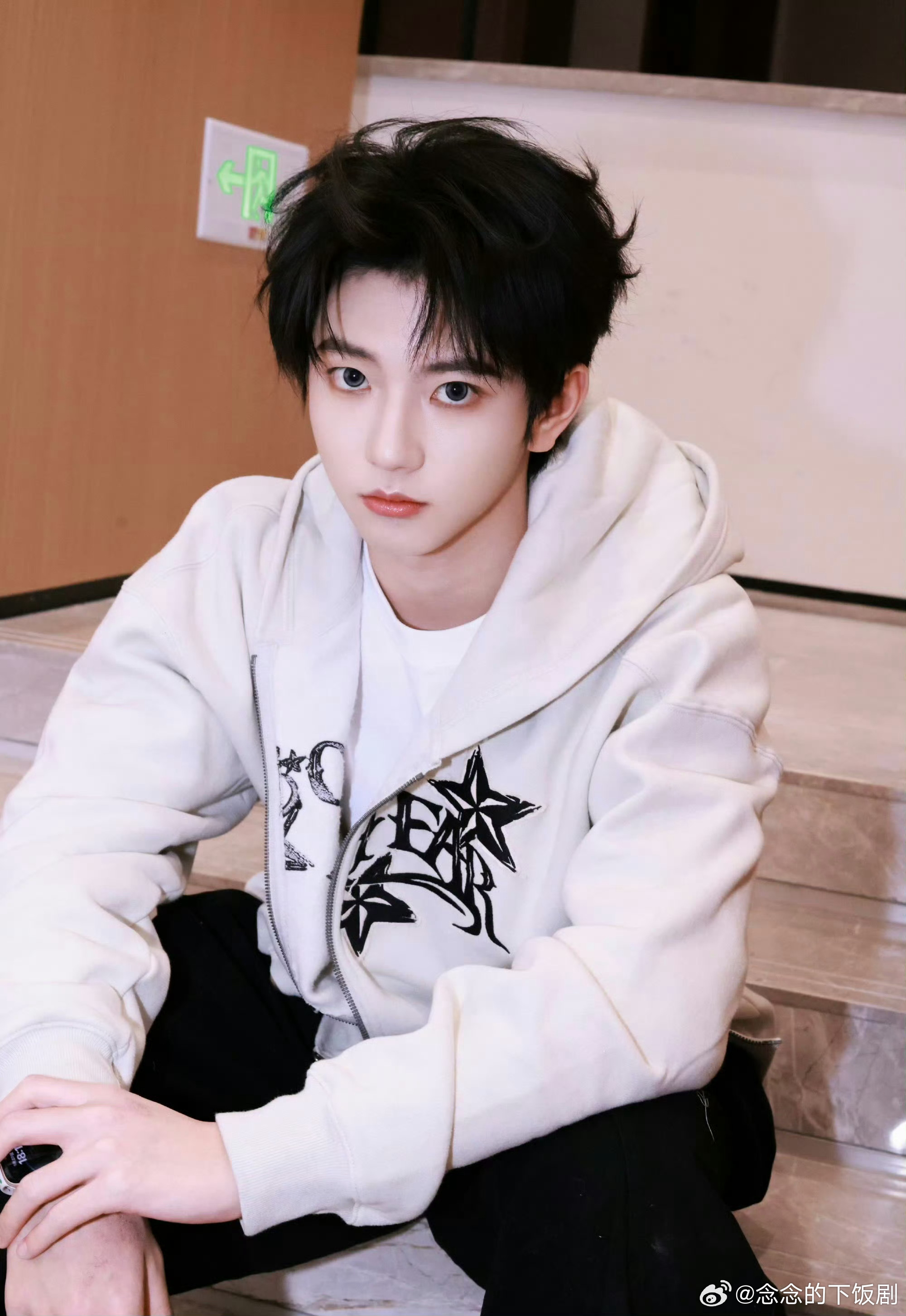 王传君吓杨迪误伤穆祉丞周五晚高疯 王传君突然吓杨迪，结果把穆祉丞吓得一哆嗦，这孩