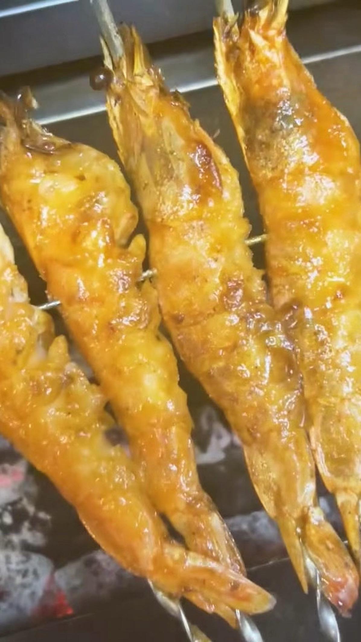 谁能拒绝这一口烧烤 原汁原味烤虾 有碳火的才叫烧烤