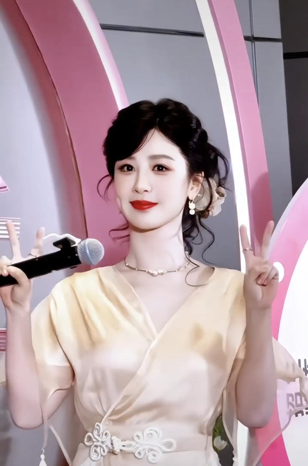 温婉大气，具有东方美女的美[赞]  一个字美两个字好美三个字太美了[心]整容后很