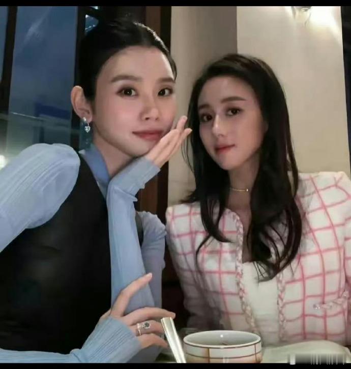 奚梦瑶好歹也是超模，怎么不教教小姑子何超欣穿搭呢？何超欣每次穿衣都透露出一种精致