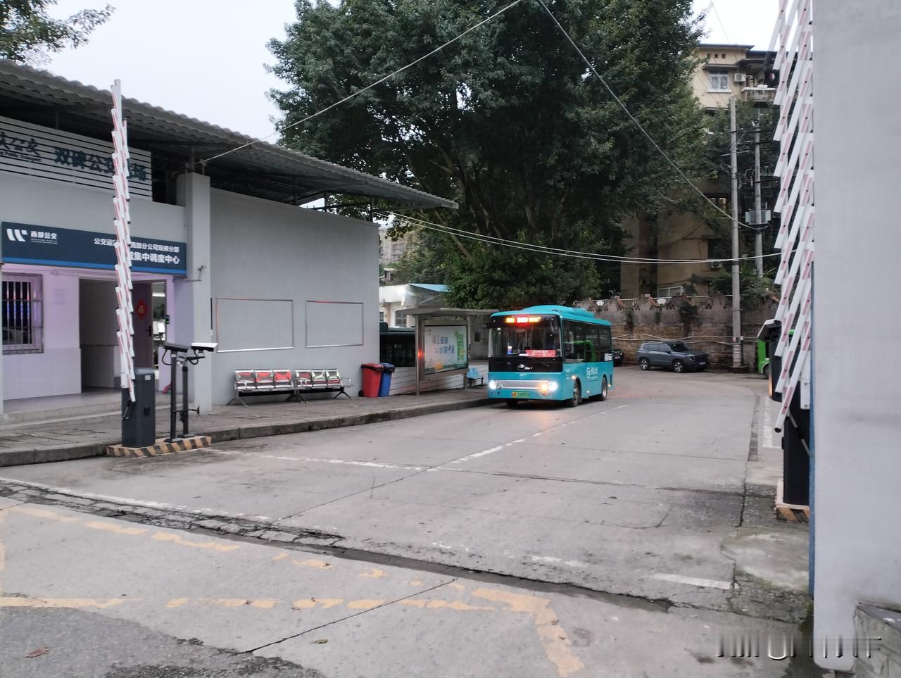 重庆沙坪坝区双碑公交站场，曾经有好几条公交线路的车在这里始发，现在就剩下一条跑短