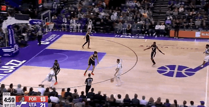 好家伙！贝利直接怼着杨瀚森打啊！
在今天NBA常规赛爵士对阵开拓者的比赛中，爵士