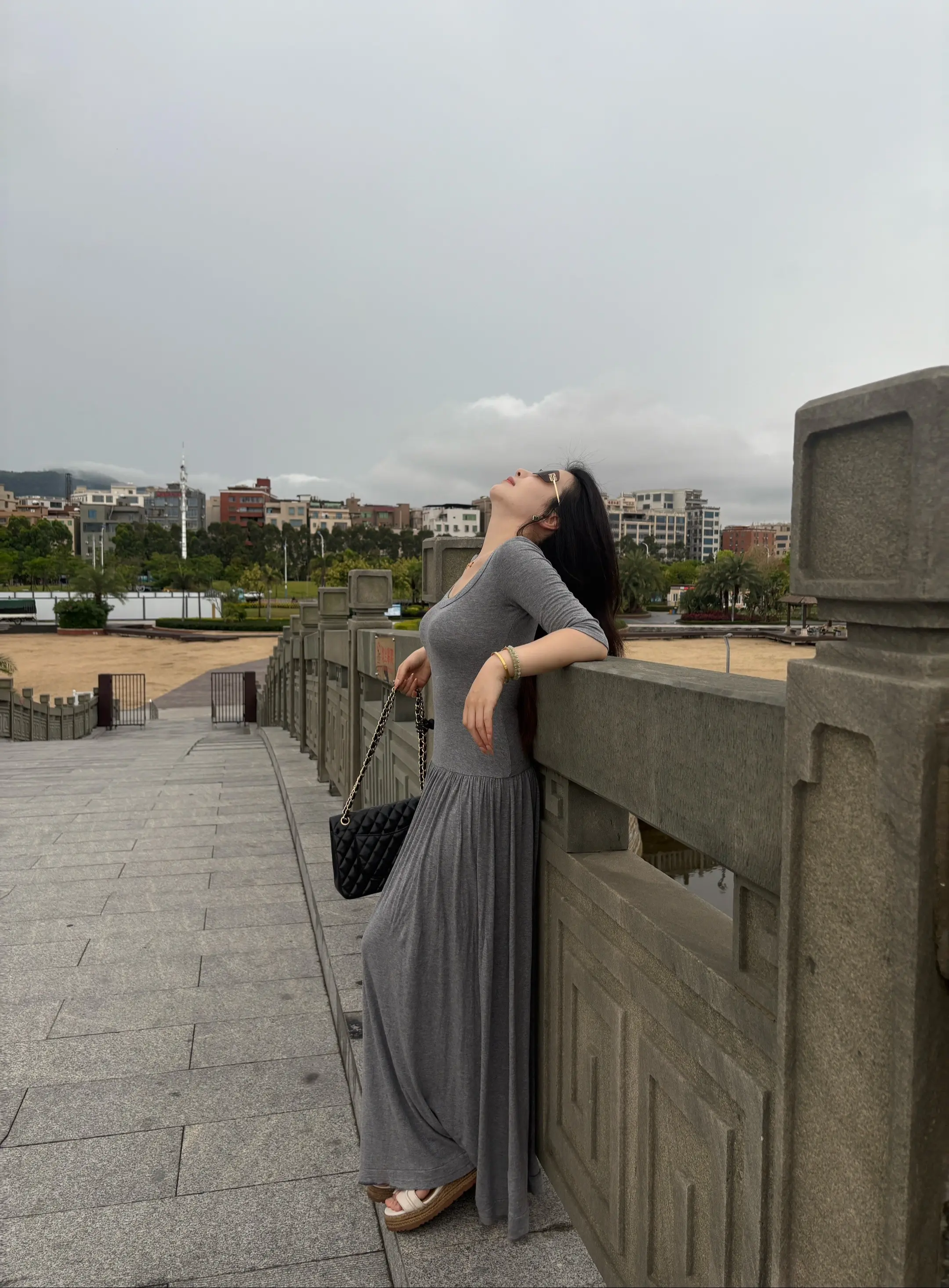 人这辈子最放不下的无非就是情和钱 为了钱当牛做马 起早贪黑为了情掏心掏...