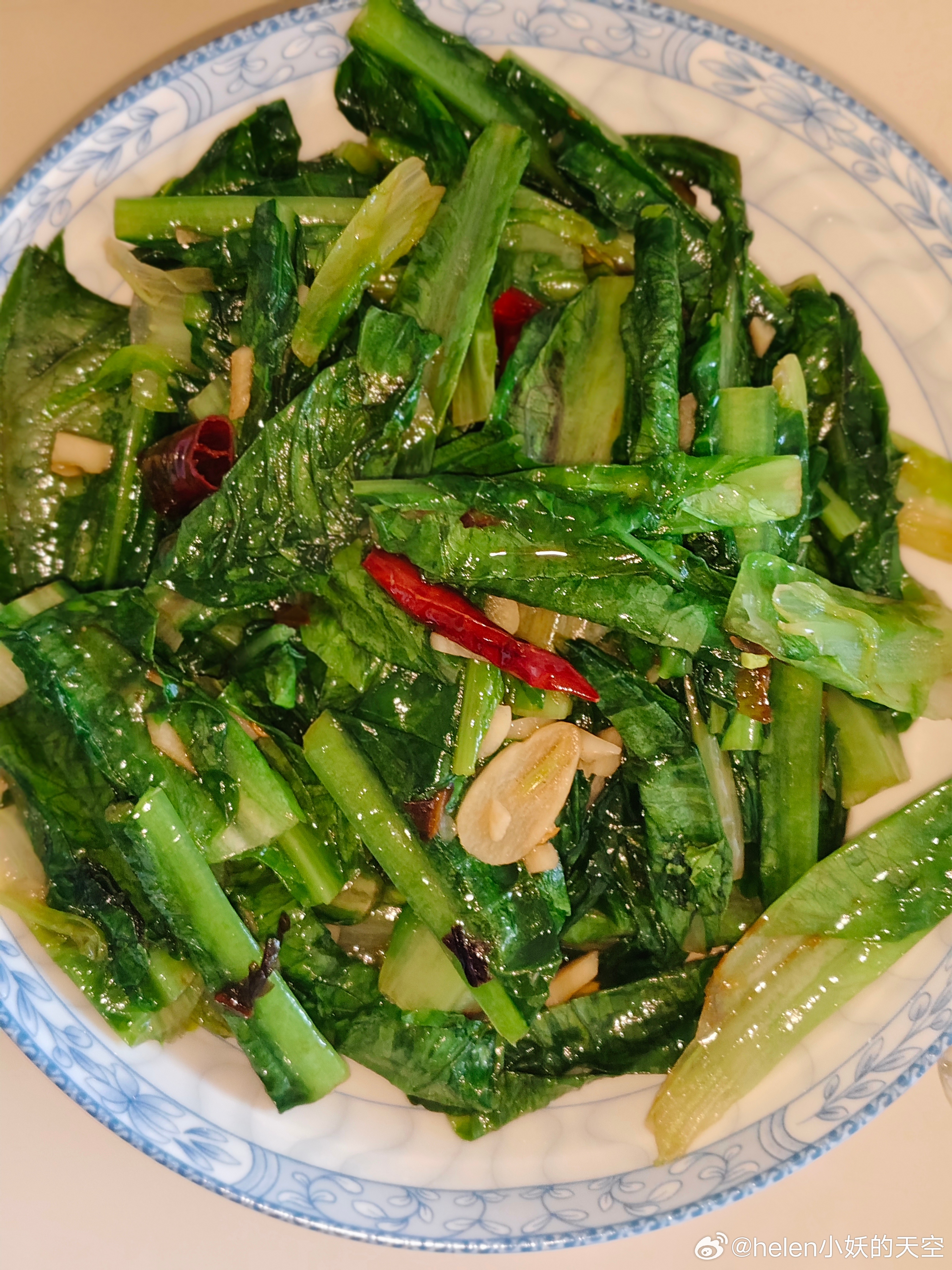 昆明[超话] 第一次尝试用腌好的藠头剁碎了炒牛肉沫，味道真的很巴适，酸甜可口，再