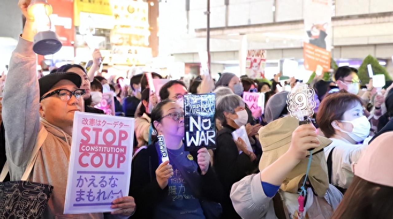 中方判断没有错，日本6000人逼高市早苗下台

4月5日东京池袋站前，超过600