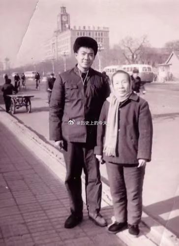 #文史老照片# 请问这是不是薄熙来？另一位女士是谁？ ​​​