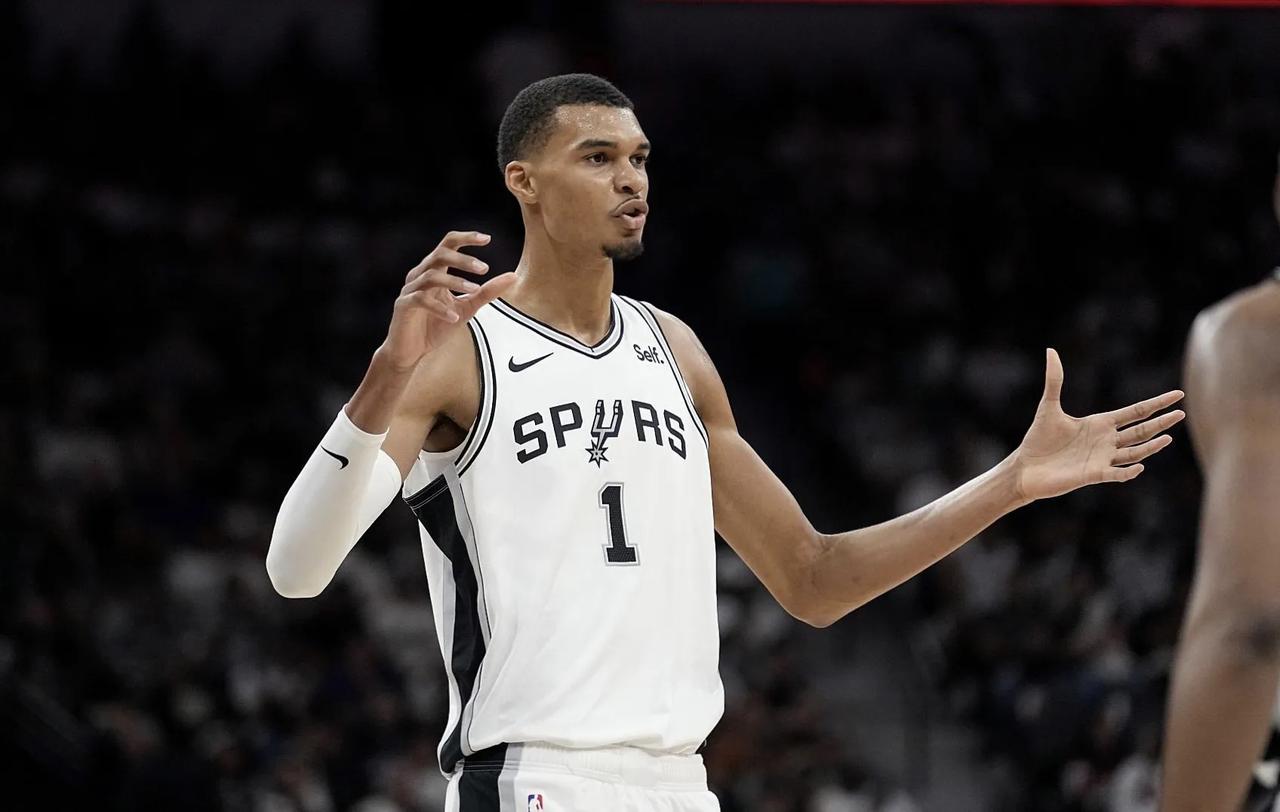 文班亚马30+6+6+7创6项纪录：3项NBA历史第一！
在结束的马刺118-1