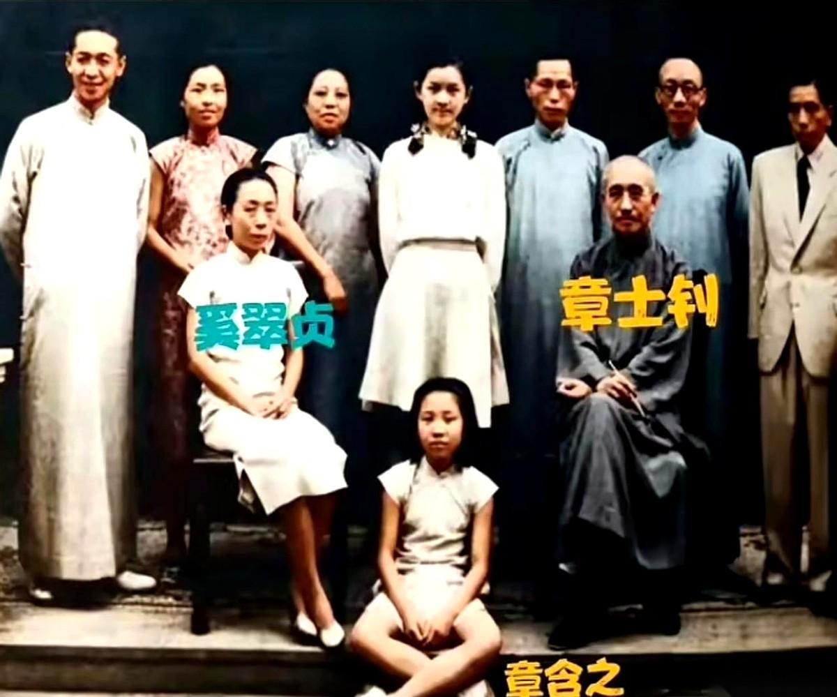 来看这张民国章家的老合影。
大名鼎鼎的章士钊稳坐正中，气场全开，但他脚边那个席地