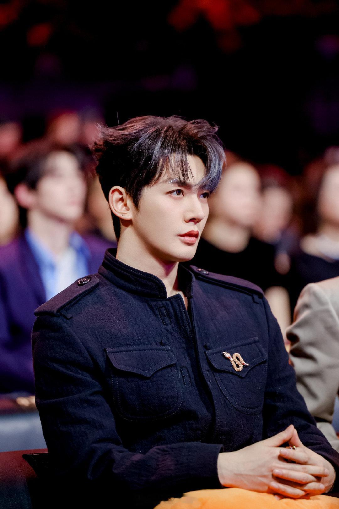 喵娲娲下次能不能带我追邓为 微博之夜暖心名场面再加一，带粉丝成功见到，后台互动甜