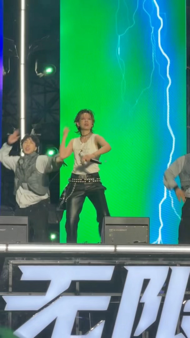 这就是初代浪姐的现场实力吗李斯丹妮初代浪姐的含金量沉浸式感受李斯丹妮音乐节liv