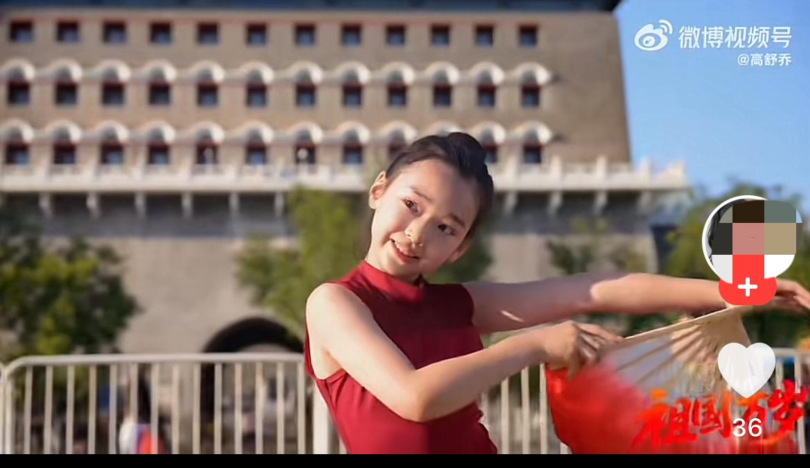 小酒窝在正阳门前跳舞，
圈粉无数的原因有三个，

第一，红衣红裙在正阳门前起舞，