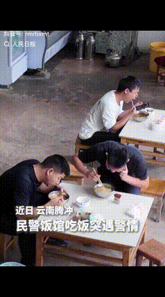 “小伙火到人民日报了！”小伙正在家中，突然听见有人敲门，以为是送快递的，谁知打开