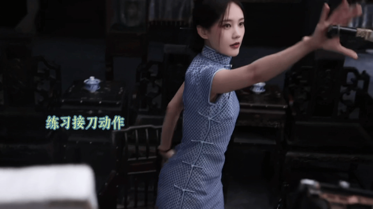 李一桐空手接刀是实拍 李一桐在《我不是大师》里的旗袍空手接刀居然是实拍，动作丝滑
