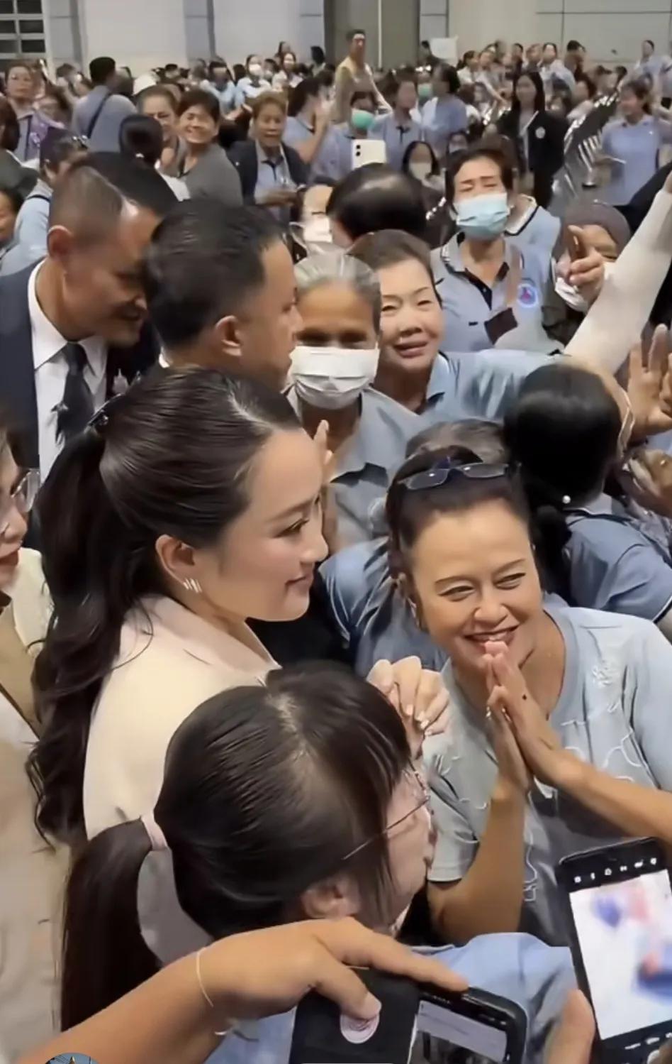38岁的泰国女总理佩通坦确实受民众欢迎：走到哪里，哪里就是如海洋般的人群。欢乐声