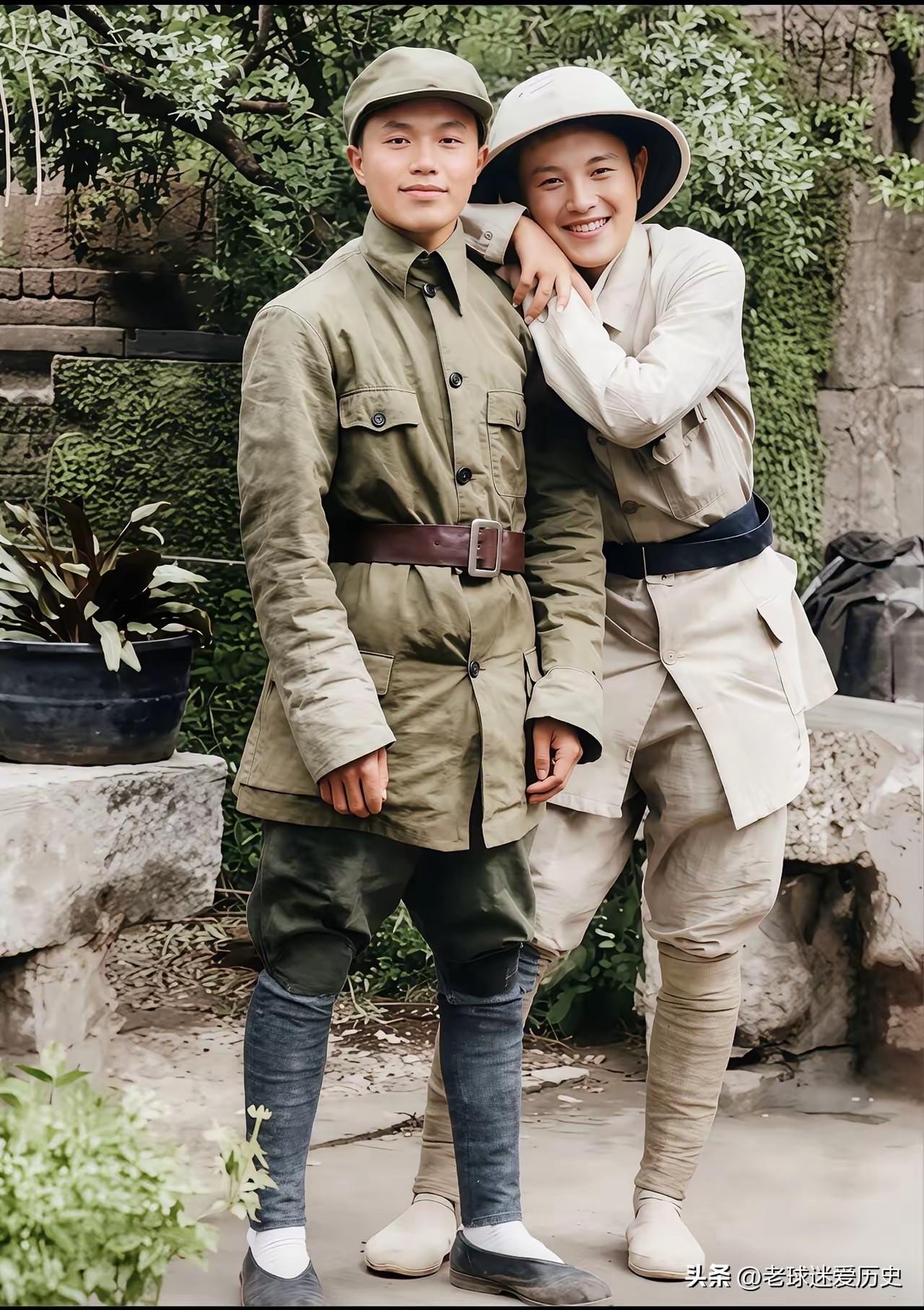 1944年，张力雄和皮定均于庭院之中留下这张珍贵的战时合影。彼时，背景里绿植葱茏
