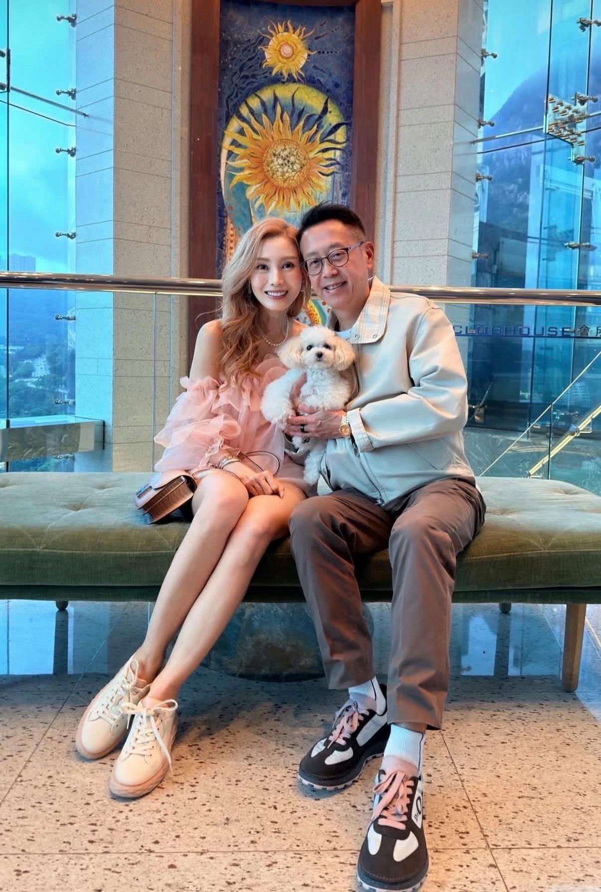 56岁李嘉欣晒和老公宅家庆生照，她穿着粉色一字肩纱裙，唯美飘逸、做工精细，背着爱