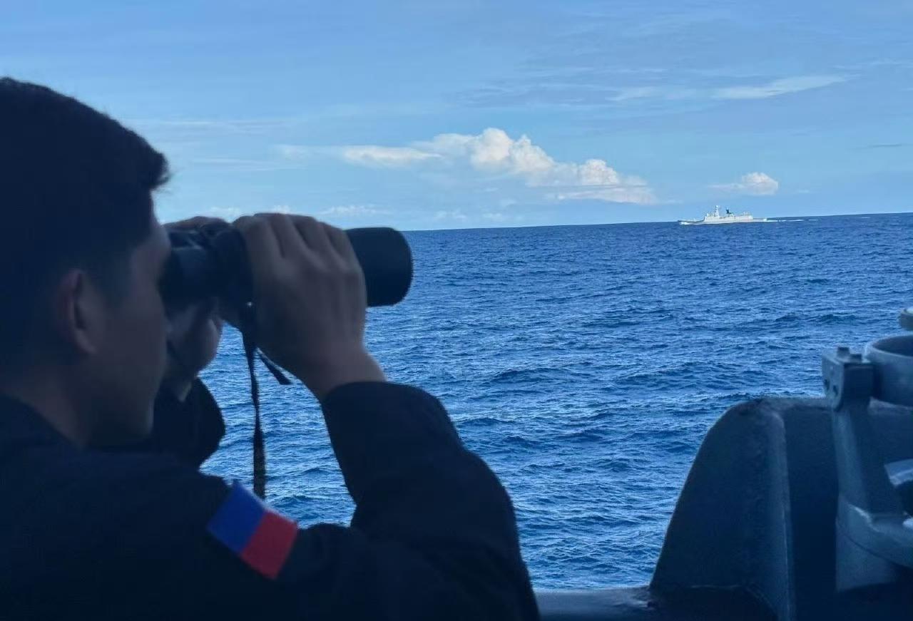 解放军南部战区海军054A型导弹护卫舰“玉林”舰（舷号569）在我国黄岩岛以东的