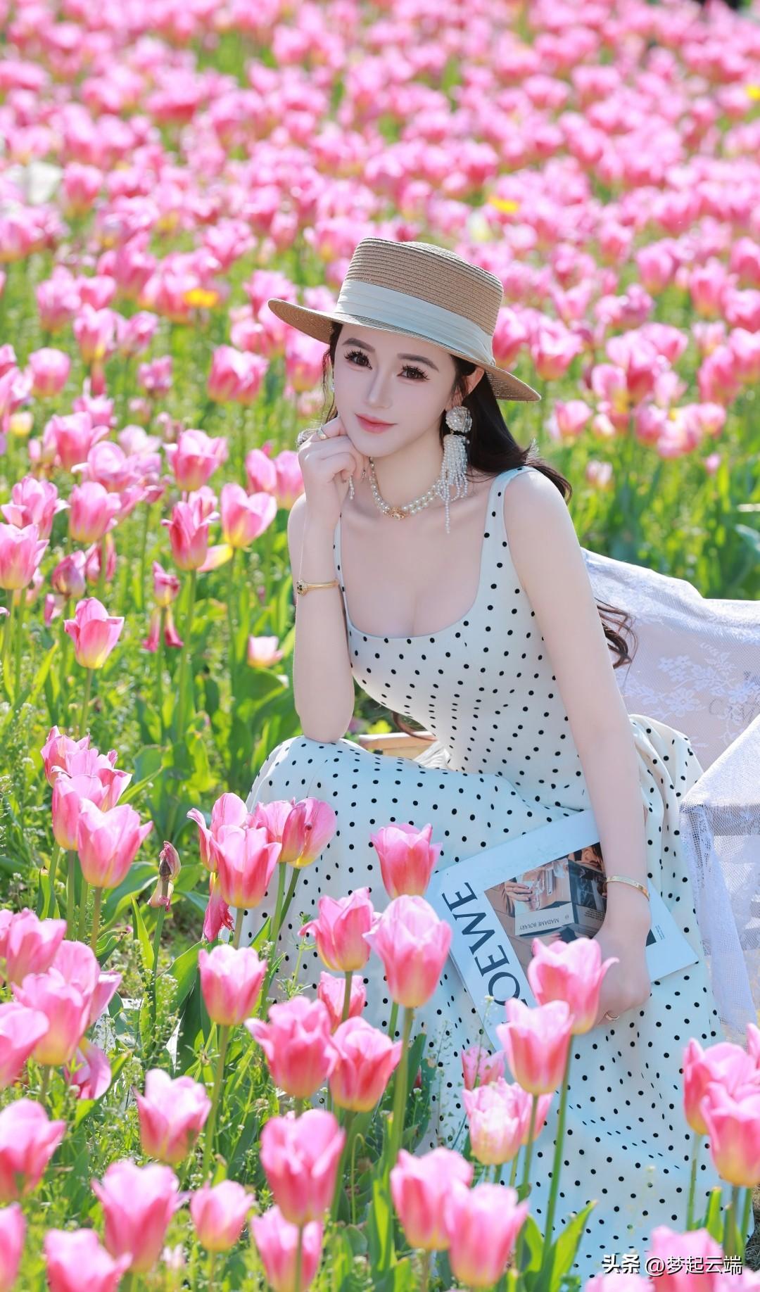 春日花海中的优雅时光，粉色的郁金香与温柔的笑容相映成趣。