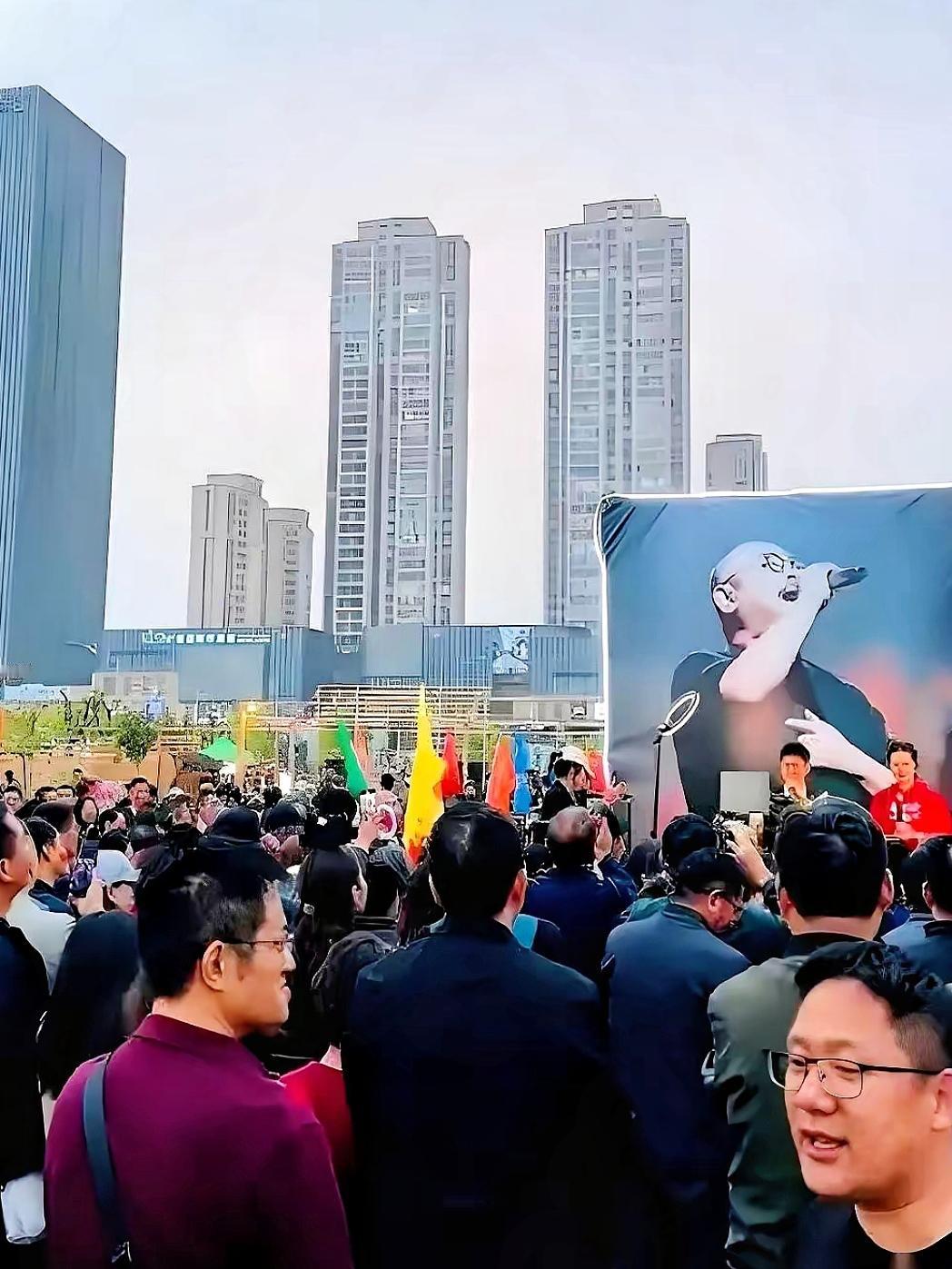 刀郎现在估计都已经身不由己咯！

其他人的演唱会，都是为了给自己赚钱，刀郎现在可