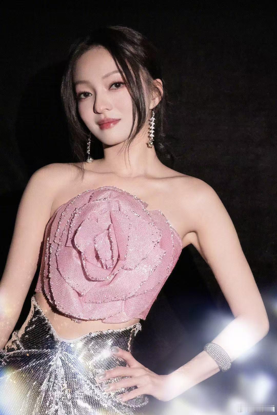 张韶涵好牛的串烧   张韶涵一口气唱了《暮色回响》《寓言》《欧若拉》《淋雨一直走