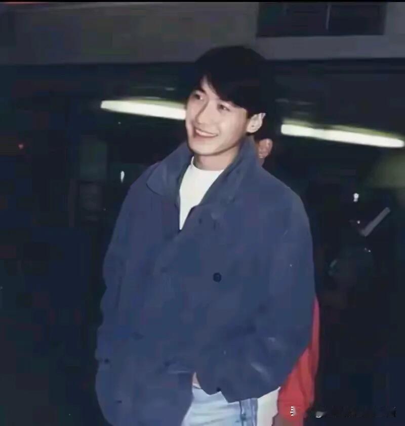 这样的男人太完美了，五官是360度无死角的帅，身材又高挑，会唱歌会演戏，眉毛如画