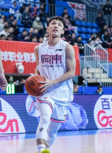 上海队或被CBA公司追加处罚！广东队对阵上海队的比赛，不光场上打得激烈，场下也闹