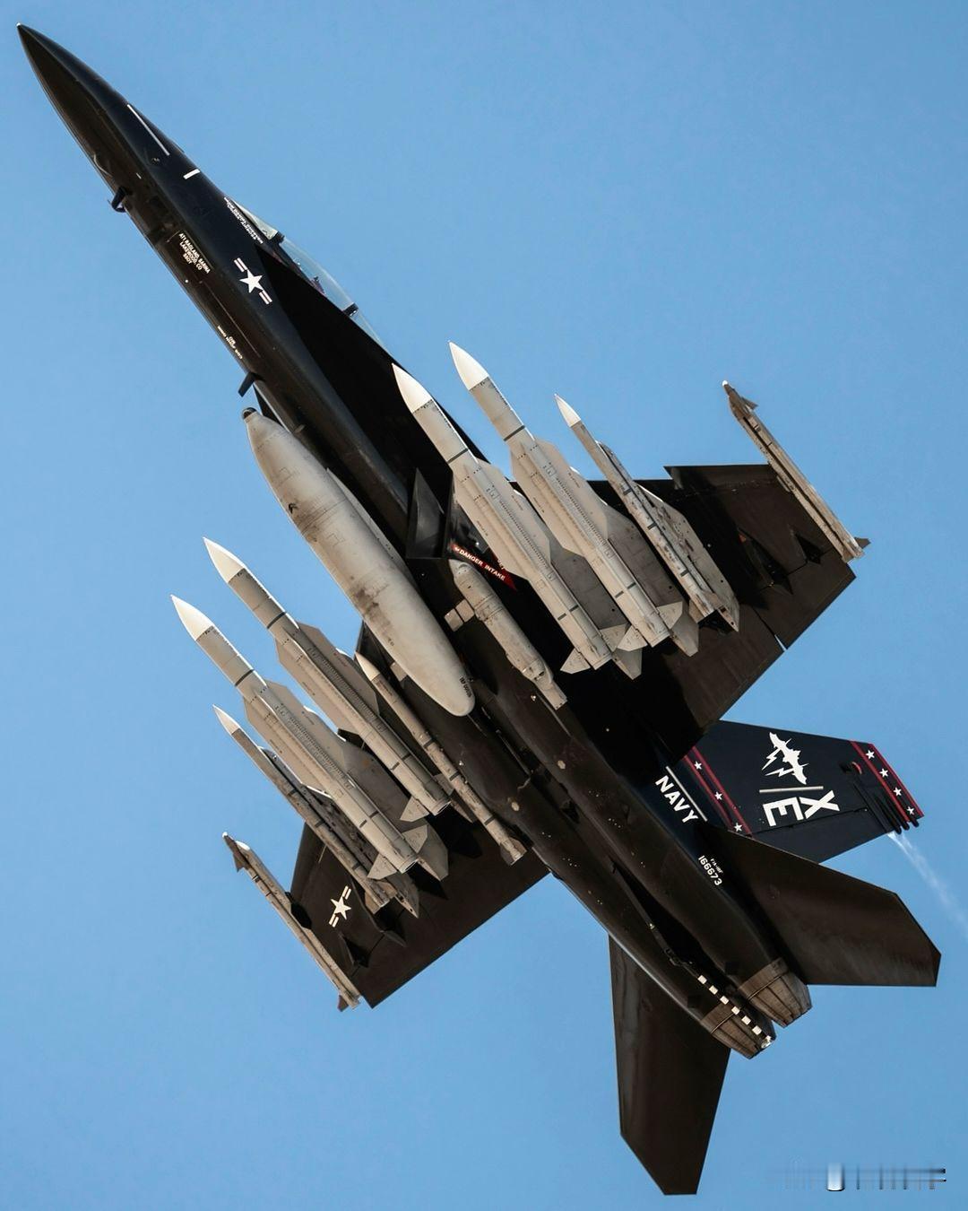 9月11日，美国方面公开了一批，F/A-18F“超级大黄蜂”舰载机，满载AIM-