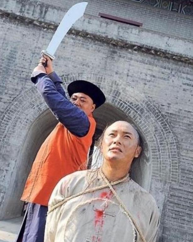 1661年，金圣叹被执行斩首。行刑前，他悄悄地对刽子手说：“我有200两银票，你