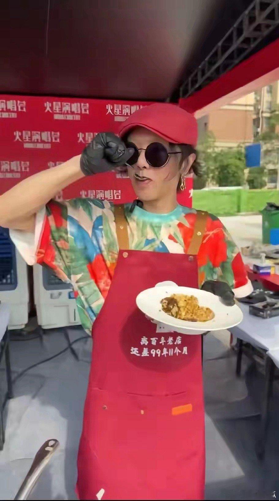 大家发现没有很多明星一火就开饭店。陈 赫 的 卤 味 火 锅。邓 伦 的 火 灶