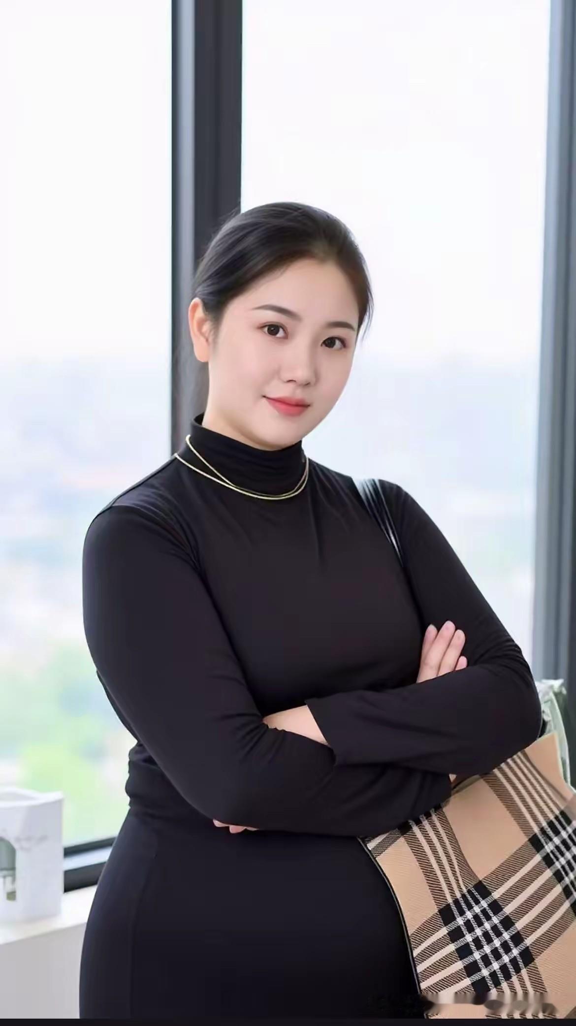 成熟女人味，是岁月沉淀的温柔风雅，是经历风雨后的温宛从容！
         女