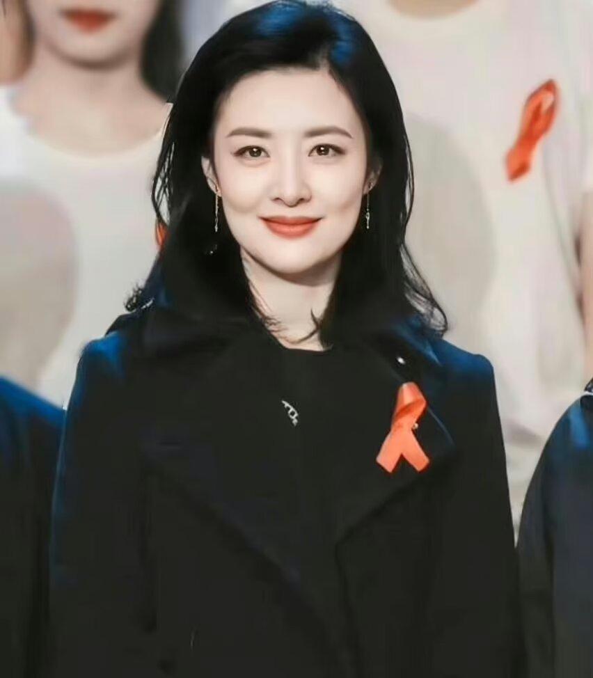 为什么 我们活得累？ 因为在 我们的周围看不到爱， 只有 相互争斗，相互攀比， 