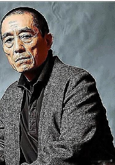 张艺谋在电视剧《主角》里是总监制，核心作用是定调、把关、塑品质、带资源，相当于整