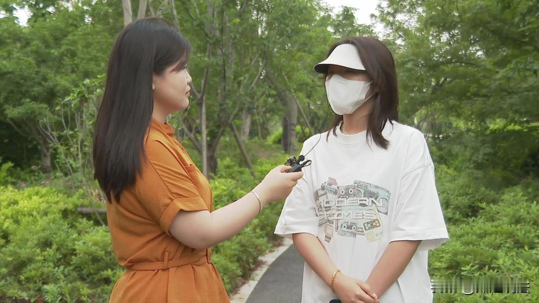 嘉兴，女子正在洗浴，陌生男子钻缝隙闯入女宾区。满口说着醉酒走错、只为如厕，背后却